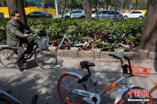南京一慢車道遭遇共享單車“占領(lǐng)”。<a target='_blank' href='http://www.chinanews.com/'>中新社</a>記者 泱波 攝