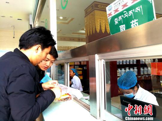 民眾從青海省藏醫(yī)院藥房取藥。(資料圖) 張?zhí)砀?攝