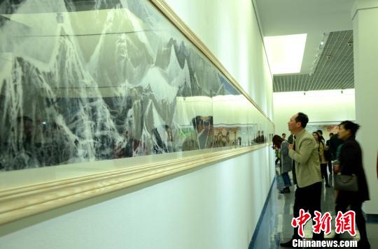 觀眾在山東博物館欣賞劉國松最新作品16米長卷《喜馬拉亞四季》?！『聦W娟 攝