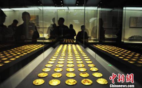 展覽中，數(shù)百件金餅、馬蹄金、麟趾金、金板等給人以視覺上的沖擊和震撼。　劉占昆 攝