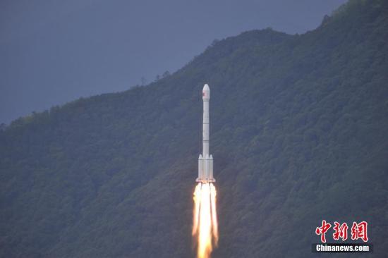 實踐十三號衛(wèi)星被譽為“超級空中路由器”。這顆衛(wèi)星不受地面條件的限制，可為偏遠(yuǎn)地區(qū)，移動中的飛機(jī)、高鐵、車輛、輪船等提供優(yōu)良的寬帶信號服務(wù)。 葉樂峰 攝