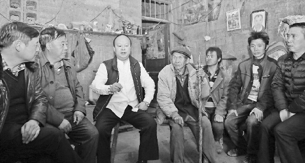 王偉（左三）與村民座談。