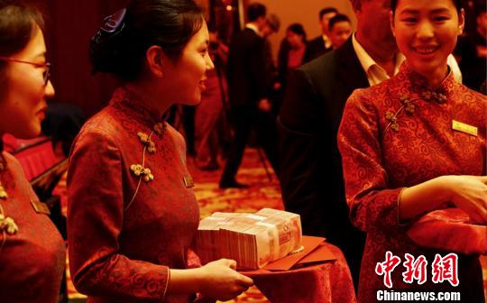 此番到會(huì)百歲老人每人都可收到10萬元愛心補(bǔ)貼?！O權(quán) 攝