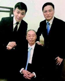 ▲譚家三代：譚元壽（中）、譚孝曾（右）、譚正巖（左）