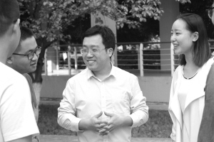 33年老資格輔導(dǎo)員:為疏導(dǎo)學(xué)生每天看一小時(shí)"說說"