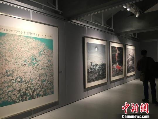 “彩·墨之境——鄧建強作品展”現(xiàn)場，觀眾在《春上暖陽》等四幅作品前駐足觀賞?！①t　攝