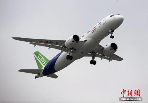 5月5日下午2時許，首架國產(chǎn)大飛機(jī)C919在上海浦東機(jī)場4號跑道成功起飛。根據(jù)計劃C919首飛時間在90分鐘左右，試飛員將首次評述飛機(jī)的操穩(wěn)特性、起飛著陸性能、動力裝置和駕駛設(shè)備等工作情況。楊俊 攝