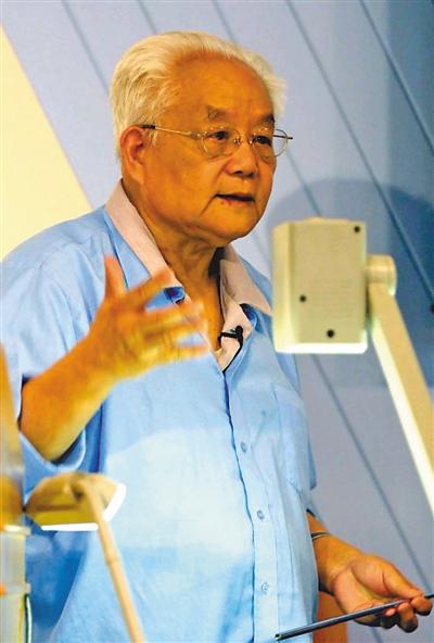 圖為2002年8月27日，吳文俊在國際數(shù)學家大會中國數(shù)學史國際研討會上作報告，用英語介紹中國數(shù)學史并回答聽眾提問。新華社記者 于小平攝