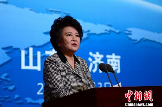 國務(wù)院僑辦主任裘援平在“第三期科創(chuàng)委員和海外博士走進僑夢苑”活動上說：“華僑華人朋友們，抓住春天、擁抱春天，你們才會擁有春天、享受明天?！?邱江波 攝