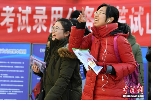 資料圖：2016年11月27日，山西太原一國(guó)考考點(diǎn)，考生準(zhǔn)備進(jìn)入考場(chǎng)。武俊杰 攝