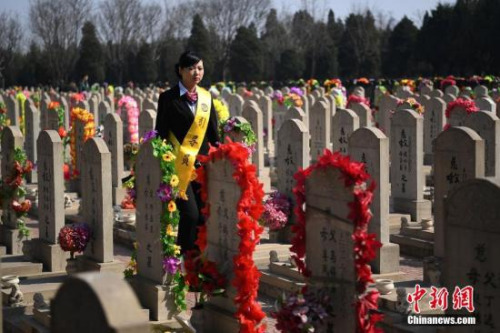 有這樣一種職業(yè)，他們每天都見證世間的生死離別，經歷生命逝去的傷感故事，他們就是殯葬禮儀師，伴隨逝者有尊嚴地走完人生的最后一程。在山西省太原市永安殯儀館，32歲的堯雯雯就是一名殯葬禮儀師，負責接待引導逝者家屬進行喪葬活動，從業(yè)7年的時間里，緬懷送別超過5000名逝者的最后一刻。 武俊杰 攝