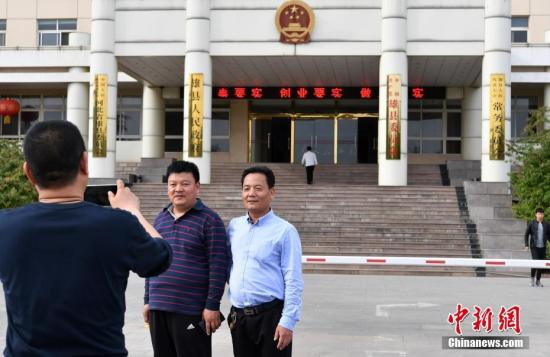 河北雄縣人民政府門口，市民拍照留念。 <a target='_blank' href='http://www.chinanews.com/'>中新社</a>記者 翟羽佳 攝
