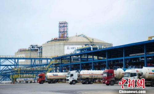資料圖：圖為滿載液化天然氣(LNG)的槽罐車從工廠駛出。　翟李強 攝