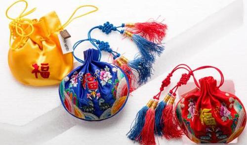 杭州一女子給孩子買了五個香囊，味道刺鼻打開一看驚呆了！