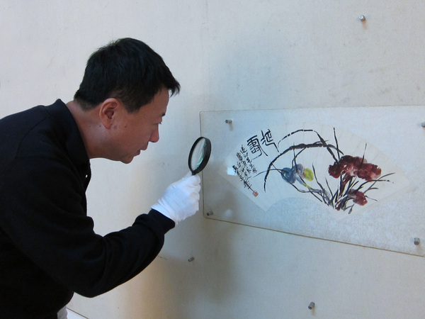 4、盛鳴在湘潭齊白石紀念館研究齊白石扇面作品