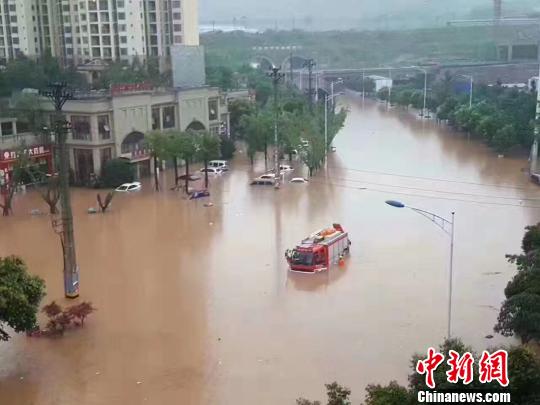 圖為一輛救援車被困水中?！＄娦?攝