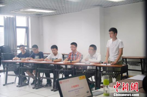 西安交大2017年自主招生測(cè)試現(xiàn)場(chǎng)。　李強(qiáng) 攝