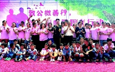     “致公微善行”活動的愛心媽媽們與孩子們歡樂合影。