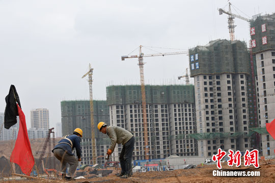 資料圖：民工在一建筑工地作業(yè)。<a target='_blank' href='http://www.chinanews.com/'>中新社</a>記者 武俊杰 攝