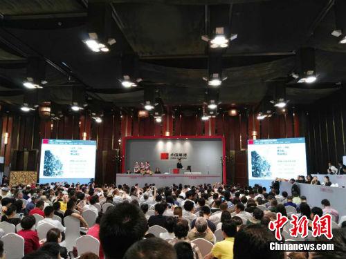 19日晚嘉德拍賣現(xiàn)場。中新網(wǎng)記者 宋宇晟 攝