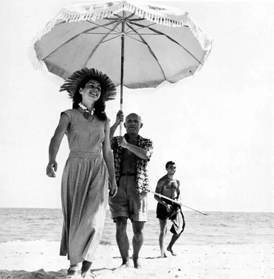 畢加索與情人弗朗索瓦茲·吉洛(Fran?oise Gilot)在海邊，1948