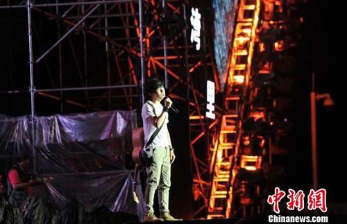 趙雷獻(xiàn)唱《南方姑娘》《成都》等歌曲，引起現(xiàn)場粉絲齊聲合唱?！⒄祭ァz