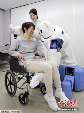 2月23日，在日本名古屋，為緩解出生率低以及人口老齡化帶來的社會養(yǎng)老壓力，日本理化學(xué)研究所等近日研制出“保姆機(jī)器熊”，能將行動不便的老弱病人從輪椅上抱起并轉(zhuǎn)移到床上或者浴室。