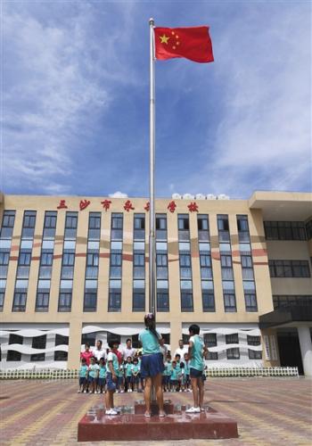 6月29日，三沙市永興學(xué)校舉行升旗儀式。這里是永興島上唯一的學(xué)校，也是祖國最南端的學(xué)校。