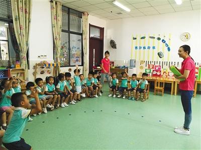 學(xué)校有24名幼兒園學(xué)生，老師針對他們的年齡特點(diǎn)，實行混齡班教學(xué)。