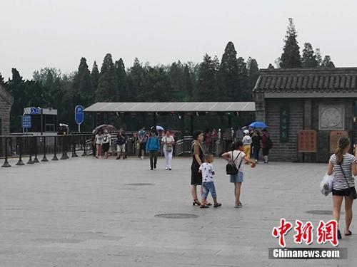 天壇公園入口處。中新網(wǎng)記者 宋宇晟 攝