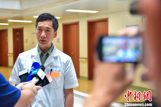 7月5日，解放軍總醫(yī)院海南分院肝膽外科主任紀(jì)文斌接受媒體采訪介紹手術(shù)相關(guān)情況?！●樤骑w 攝