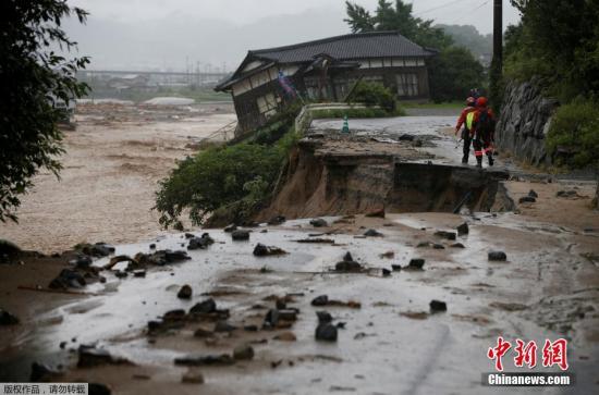 至當(dāng)?shù)貢r間8日，暴雨已造成16人死亡，此外仍有10多人下落不明。