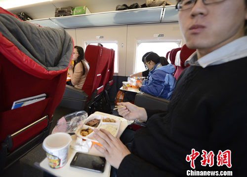 圖為G801次列車一等座席的乘客在品嘗列車提供的餐食。<a target='_blank' href='http://www.chinanews.com/'>中新社</a>發(fā) 侯宇 攝