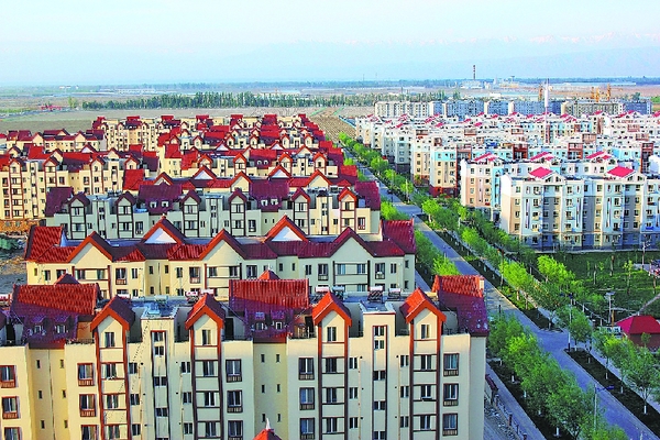 新疆生產建設兵團第五師八十九團楚星苑和荊楚苑居民小區(qū)外景。這些由湖北省荊州市對口援建的重點民生項目，成為八十九團城鎮(zhèn)建設中一道亮麗的風景線（資料片）。