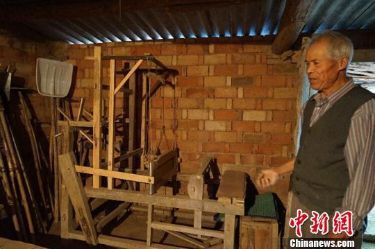     甘肅慶陽市西峰區(qū)溫泉鎮(zhèn)何坳村的何世前老人家中收藏農(nóng)具200余件。　陳思　攝