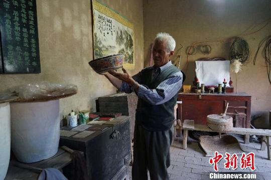 早已退出歷史舞臺的“老物件”，是何世前眼中的“稀罕物”?！￡愃?攝