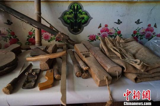 何世前將家里改成農(nóng)具陳列室?！￡愃?攝