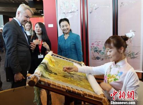 中國(guó)僑網(wǎng)繡女現(xiàn)場(chǎng)展示湘繡技藝引人圍觀?！⒔ü狻z