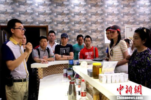 圖為華裔杰出青年參觀揚(yáng)州“中餐繁榮基地”?！〈藜衙?攝