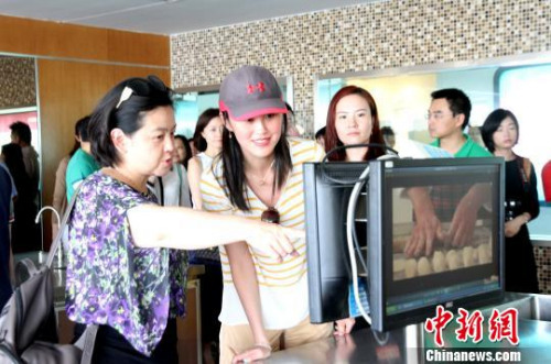 圖為華裔杰出青年參觀揚(yáng)州“中餐繁榮基地”?！〈藜衙?攝