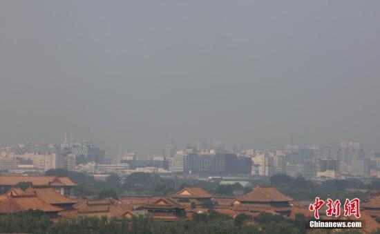 7月13日，高溫、高濕度空氣籠罩下的北京城區(qū)依舊處在高溫黃色預(yù)警中，當(dāng)日預(yù)報(bào)最高氣溫為36℃。 <a target='_blank' href='http://www.chinanews.com/'>中新社</a>記者 楊可佳 攝