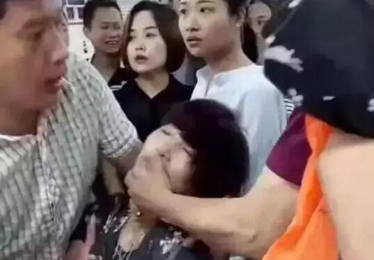 游客摔斷售價(jià)30萬(wàn)手鐲續(xù)2