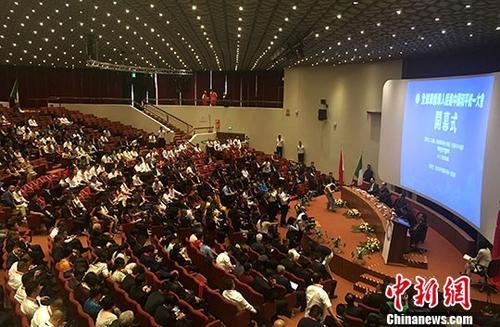 中國僑網(wǎng)7月23日，由意大利中國和平統(tǒng)一促進(jìn)會主辦、以“堅(jiān)持九二共識、促進(jìn)兩岸融合發(fā)展、同圓共享中國夢”為主題的全球華僑華人促進(jìn)中國和平統(tǒng)一大會在佛羅倫薩隆重開幕。 中新社記者 張雅瓊 攝