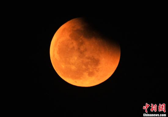 12月21日，精彩絕倫的月食天象現(xiàn)身天宇。月食分為半影月食、月偏食和月全食三種。月全食是地球運(yùn)行到太陽(yáng)與月球之間，當(dāng)三者在一條直線時(shí)，地球影子將月球遮住的天文現(xiàn)象。圖為北京時(shí)間17：54分拍攝的月全食“復(fù)原”過(guò)程。復(fù)圓指月球與地球本影二次外切，月球離開地球本影，月偏食結(jié)束。<a target='_blank' href='http://www.chinanews.com/'>中新社</a>記者 金碩 攝