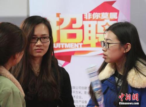 3月17日，由中國(guó)農(nóng)業(yè)部對(duì)外合作司、國(guó)際合作司主辦的“農(nóng)業(yè)對(duì)外合作‘獵英行動(dòng)計(jì)劃’”招聘活動(dòng)在南京農(nóng)業(yè)大學(xué)舉辦，各地近百家與農(nóng)業(yè)相關(guān)的單位提供3600余個(gè)工作崗位招攬人才，吸引了眾多應(yīng)屆畢業(yè)生前來(lái)咨詢洽談。 <a target='_blank' href='http://www.chinanews.com/'>中新社</a>記者 泱波 攝