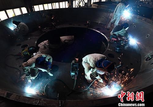最新發(fā)布的2017年7月份中國制造業(yè)采購經(jīng)理指數(shù)（PMI）為51.4%，較6月份回落0.3個百分點。中國物流信息中心專家組分析認為，總體來看，指數(shù)雖小幅回落，但連續(xù)10個月保持在51%以上，仍處在近年來的相對較高水平。圖為7月18日，廈工（三明）重型機器有限公司電焊工人正在焊接盾構機盾體。<a target='_blank' href='http://www.chinanews.com/'>中新社</a>記者 張斌 攝