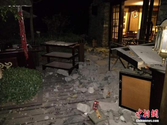 一間在地震中受損的房屋。 圖片來源：阿壩消防