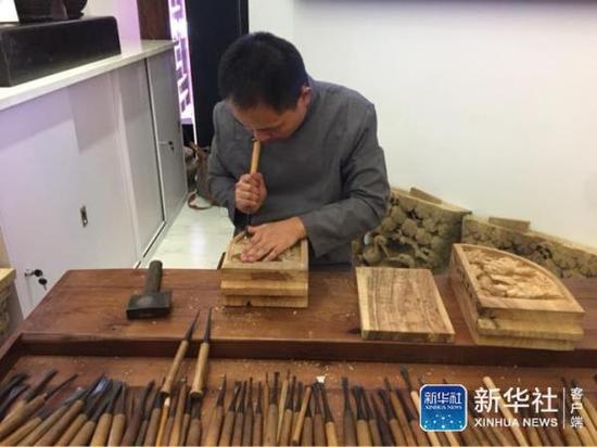 　　用于木雕的雕刻刀有80多把，沒把大小和功能都不同，木雕正是這樣“方寸之間見乾坤”的精細活兒。新華社記者 張夢潔 攝