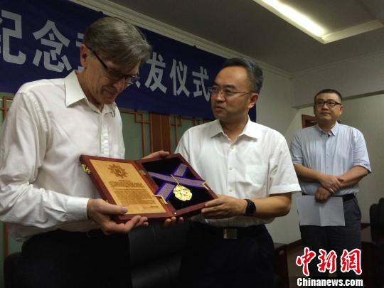 國際友人約翰·馬吉之孫克里斯·馬吉獲頒紫金草國際和平紀念章。南京大屠殺遇難同胞紀念館供圖