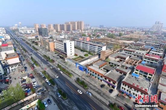 4月5日，從高空俯瞰河北容城。圖為容城主干道奧威路。 <a target='_blank' href='http://www.chinanews.com/'>中新社</a>記者 翟羽佳 攝